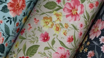 PETITE FLEUR 5 - Im Stil der beliebten Millefleurs-Kleider zieren vielfältige Blüten, Blätter und Gräser unsere Landhaus-Tapeten.